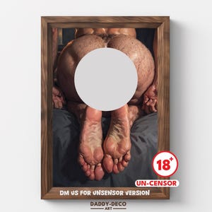 Op de afbeelding: Een ingelijst kunstwerk met een gedetailleerde weergave van het onderlichaam van een persoon, met een grote witte cirkel die het centrale gebied verbergt. Het kunstwerk zit in een houten lijst en de afbeelding bevat de tekst "DM US FOR UNSENSOR VERSION" en "DADDY-DECO ART".