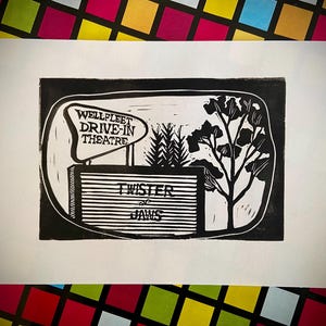 Arte del autocine Wellfleet / Cape Cod, Massachusetts / Grabado en bloque hecho a mano / Linograbado / Decoración del hogar / Regalo para cinéfilos