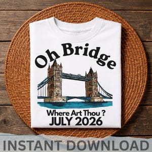 以下が含まれることがあります： ロンドンのタワーブリッジのグラフィックイラストが描かれた白いTシャツ。橋の上下に黒い文字で「Oh Bridge Where Art Thou ?」とプリントされており、下部には太い黒文字で「JULY 2026」という日付が記されています。