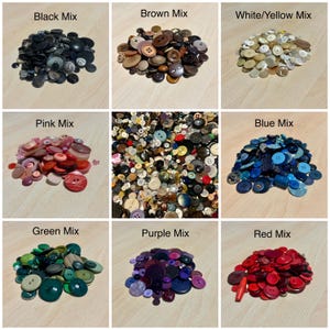 Op de afbeelding: Een verzameling knopen in verschillende kleuren, waaronder zwart, bruin, wit/geel, roze, blauw, groen, paars en rood. Elke kleur is voorzien van een bijbehorende tekstlabel. De knopen variëren in grootte en stijl.