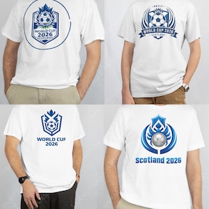 Op de afbeelding: Vier witte t-shirts met ontwerpen voor het Wereldkampioenschap 2026. Elk shirt heeft een voetbalafbeelding en de tekst "World Cup 2026" en "Scotland" in blauw. De ontwerpen variëren in stijl en lay-out.