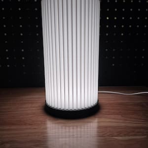 RGBカラー効果を備えた三角形のムードランプ