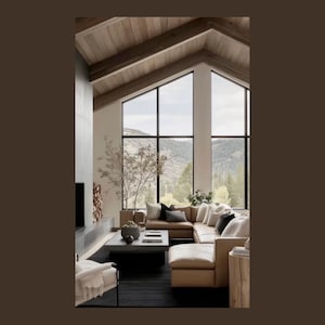 Può includere: Un divano angolare in pelle color cuoio con chaise longue, posizionato in un soggiorno con un grande tavolino rettangolare, un camino con legna accatastata e finestre a tutta altezza che si affacciano su un paesaggio montano.