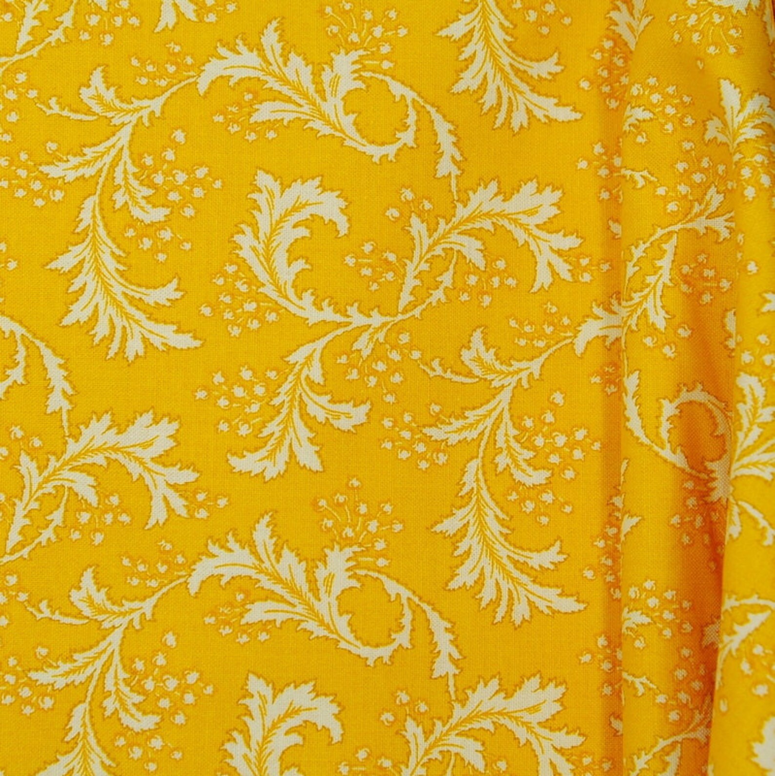 Tissu de coton floral jaune Lovely En jaune par OMD | Etsy