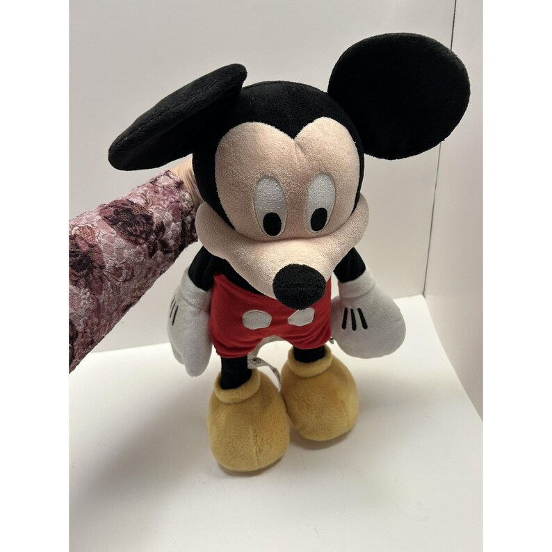 Peluche clásico de Mickey Mouse de Disney Store, tipo puf, de 45 cm (18 pulgadas), 2017 imagen 16
