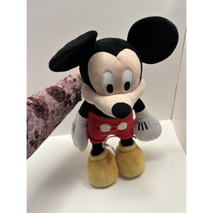 Peluche clásico de Mickey Mouse de Disney Store, tipo puf, de 45 cm (18 pulgadas), 2017 imagen 17