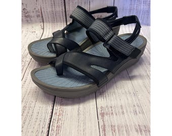 Baretraps Womens Sporty Wedge Sandals Black Blue Toe Loop Strap Comfort 2 Inch