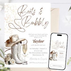 Puede incluir: Una tarjeta de invitación de boda y un teléfono inteligente que muestra el mismo diseño. La invitación presenta el texto Boots & Bubbly en letra cursiva color cobre, un sombrero vaquero, botas western blancas, champán y rosas. Incluye Taylor y 21 de agosto.