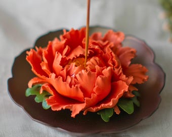Porta incienso de cerámica con peonía naranja — Plato quemador de flores detallado, decoración floral artesanal para aromaterapia