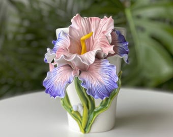 Taza de cerámica hecha a mano con flor de iris / Taza de porcelana esculpida con forma de flor / Taza de té rosa pastel y azul (ideal para regalo)