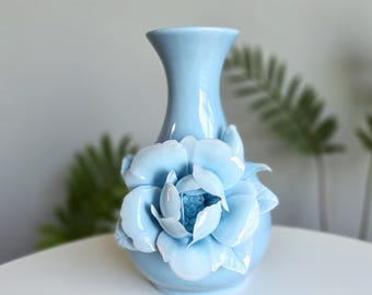 Jarrón de porcelana azul claro hecho a mano: decoración floral esculpida para el hogar