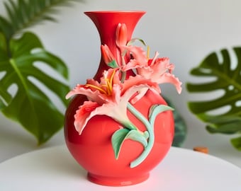 Jarrón de porcelana roja hecho a mano: lirios esculpidos, decoración floral para el hogar.