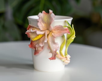 Taza de cerámica hecha a mano con forma de flor de iris / Taza de porcelana esculpida con forma de flor / Taza de té naranja y amarilla (regalo)