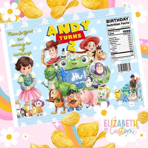 Puede incluir: Un envoltorio rectangular para bolsa de patatas con un fondo de cielo azul claro, nubes blancas y arco&iacute;ris coloridos. El texto dice Andy Turns 2, Thank you for coming to my birthday y Birthday Nutrition Facts. Muestra personajes de dibujos.