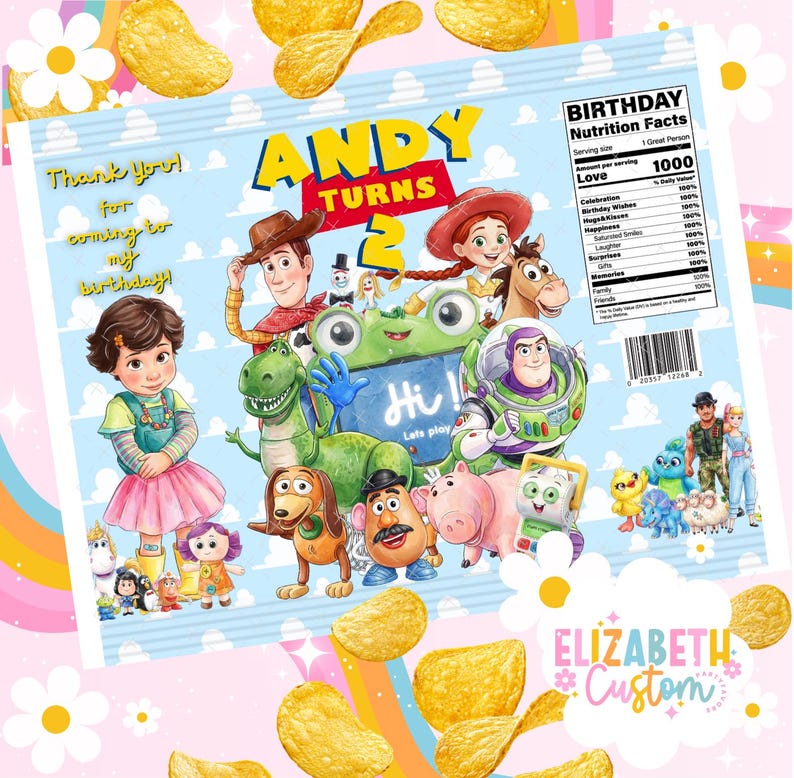 Puede incluir: Un envoltorio rectangular para bolsa de patatas con un fondo de cielo azul claro, nubes blancas y arco&iacute;ris coloridos. El texto dice Andy Turns 2, Thank you for coming to my birthday y Birthday Nutrition Facts. Muestra personajes de dibujos.