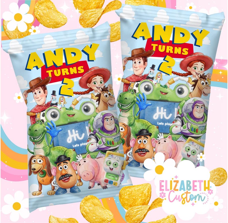 Puede incluir: Dos bolsas de snacks azul claro con personajes de Toy Story como Woody, Buzz Lightyear, Jessie, Rex y el Sr. Patata. El texto dice ANDY TURNS 2 y Hi! Let's play. Las bolsas est&aacute;n decoradas con patatas fritas amarillas y flores blancas.