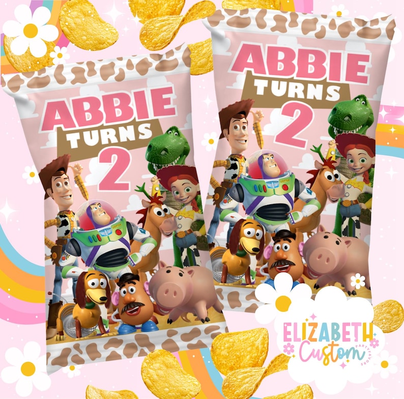 Puede incluir: Dos bolsas de patatas fritas rosas con el texto "Abbie Turns 2" y varios personajes de Toy Story. Las bolsas tienen un dise&ntilde;o de vaca en la parte superior y est&aacute;n rodeadas de patatas fritas y decoraciones florales.