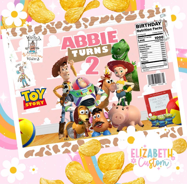Puede incluir: Una bolsa de patatas fritas rosa personalizada con personajes de Toy Story, el texto "ABBIE TURNS 2" y una etiqueta de "Birthday Nutrition Facts". La bolsa est&aacute; decorada con patatas fritas y detalles florales.