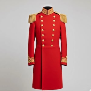 Puede incluir: Un abrigo rojo vibrante de estilo militar con detalles dorados. El abrigo presenta charreteras doradas, adornos dorados ornamentados en los puños y filas de botones dorados. El cuello alto también está adornado con oro. Una prenda formal.