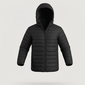 Könnte beinhalten: Eine schwarze Pufferjacke mit Kapuze. Die Jacke hat einen durchgehenden Reißverschluss und zwei Seitentaschen. Die Jacke ist mit horizontalen Steppnähten versehen.