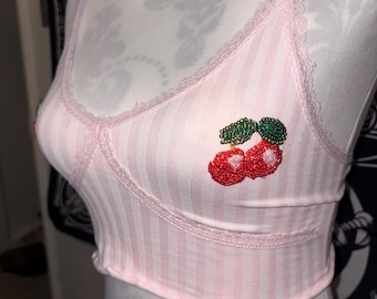Roze gestreepte crop-top met handgeborduurde kersen met glaskralen