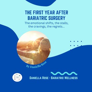 Könnte beinhalten: Werbegrafik mit hellblauem und dunkelblauem Hintergrund. Der Text lautet "THE FIRST YEAR AFTER BARIATRIC SURGERY" und "The emotional shifts, the stalls, the cravings, the regrets...". Ein kreisförmiges Bild zeigt eine Person mit Hut, die einen Sonnenuntergang betrachtet. Grafik von Daniella Rose.
