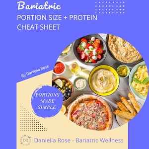 Könnte beinhalten: Eine Grafik mit dem Titel "Bariatric PORTION SIZE + PROTEIN CHEAT SHEET" und Bildern verschiedener Lebensmittel, darunter Pizza, Pasta und Salat. Der Text "PORTIONS MADE SIMPLE" ist ebenfalls enthalten. Die Grafik stammt von Daniella Rose.