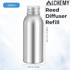 Puede incluir: Una botella cilíndrica plateada con tapón de rosca, etiquetada como "100ml" y "ALCHEMY Reed Diffuser Refill". La botella mide 11,1 cm de altura y 4 cm de ancho. Diseñada para recargas de difusores de varillas.