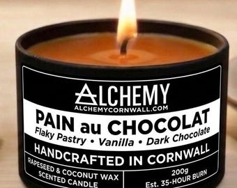 Vela aromática con aroma a pain au chocolat / Pastel de hojaldre • Vainilla • Chocolate negro / Cera 100% natural de coco y colza / Hecha a mano en Cornualles