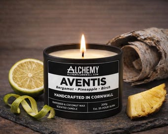 Vela aromática Aventis - Inspirada en Creed / Bergamota • Piña • Abedul / Cera 100% natural de coco y colza / Elaborada artesanalmente en Cornualles