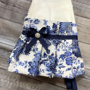 Eco-friendly, latex free, reusable dish gloves, Elegant Blue Flower Design, Thoughtfully Wrapped for a Memorable Gift