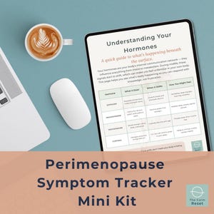 Może przedstawiać: Tablet wyświetla przewodnik po zrozumieniu hormonów, z tekstem o objawach perimenopauzy. Widoczna jest również filiżanka kawy z latte art i biała mysz komputerowa. Tekst brzmi "Perimenopause Symptom Tracker Mini Kit."