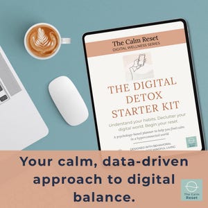 Könnte beinhalten: Ein Digital Detox Starter Kit auf einem Tablet, mit einer weißen Maus und einem Laptop. Auf der Tablet-Hülle steht "The Digital Detox Starter Kit" und "The Calm Reset". Eine Tasse Kaffee mit Latte Art ist ebenfalls vorhanden. Der Text: "Your calm, data-driven approach to digital balance."