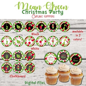 Pode incluir: Um conjunto de toppers para cupcakes imprimíveis com o Grinch do filme O Grinch. Os toppers estão disponíveis em fundos preto, branco e de quadro-negro. Os toppers mostram o Grinch em várias poses, incluindo segurando uma árvore de Natal e uma bola vermelha. O texto "Mean Green Christmas Party" está na parte superior da imagem. O texto "Your Message Here!" está em três dos toppers.