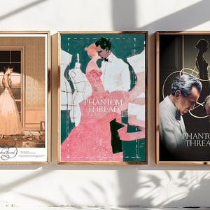 Può includere: Tre stampe artistiche incorniciate con cornici in legno, raffiguranti scene del film "Phantom Thread". La prima stampa mostra una donna in abito vicino a una finestra. La seconda stampa mostra una coppia che si abbraccia. La terza stampa mostra un uomo e una donna che guardano in basso.