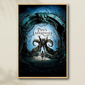 Puede incluir: Un póster enmarcado de la película "El laberinto del fauno" muestra a una niña caminando hacia una estructura arbórea. El título está en letras blancas. El fondo es azul oscuro con una luna llena y un arco de piedra.