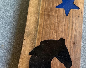 Handgjord serveringsbricka med svart valnöt och häst under månen