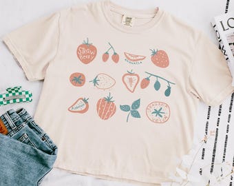 Comfort Colors® Vintage Strawberry Fruit Graphic Boxy Tee, Cottagecore Shirt, Farmers Market Crop Top, Garden Girl, Strawberry Festival Tee