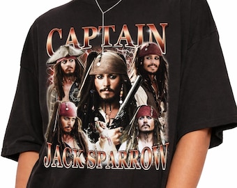 Könnte beinhalten: Ein schwarzes T-Shirt mit kurzen Ärmeln und einem Grafikdruck von Captain Jack Sparrow in vier verschiedenen Posen. Der Text CAPTAIN JACK SPARROW ist in einer metallischen Farbverlaufsschrift über und unter den Bildern gedruckt.