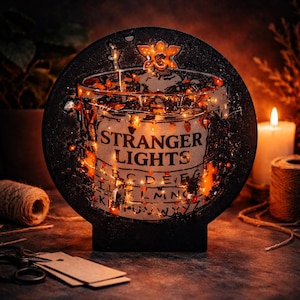 Stranger Lights LED Lampe – 3D-Druck Nachtlicht mit Alphabet & Retro-Lichterkette, Fan Deko Geschenkidee