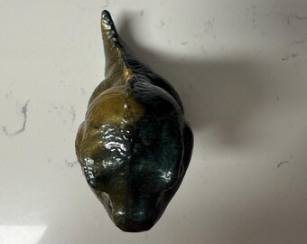 Drakdekoration tillverkad i harts. Kan även användas som skrivbordstillbehör! Skulle vara en utmärkt present! Mörkgrön och guld. Mått 15 x 7,5 x 11,5 cm.