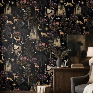 Könnte beinhalten: Tapete mit schwarzem Hintergrund und einem wiederkehrenden Muster aus Schlössern, Hirschen, Füchsen, Schwänen, Mondsicheln, Sternen und Blumen. Das Design enthält Bäume und Blattwerk in gedeckten Farben und bildet eine dichte Illustration.