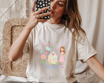 T-shirt Coeur de famille, T-shirt Sweet Mom, Jolie illustration dessinée à la main, T-shirt sentimental pour la fête des Mères, Crayon de couleur doux, Cadeau artistique pour maman