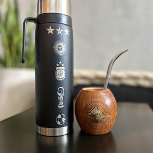 Combo Mate Algarrobo + Termo 1L Negro | Selección Argentina | Sol de Mayo en Bronce + Grabado del Himno | Bombilla Incluida | TRANQUIMATE