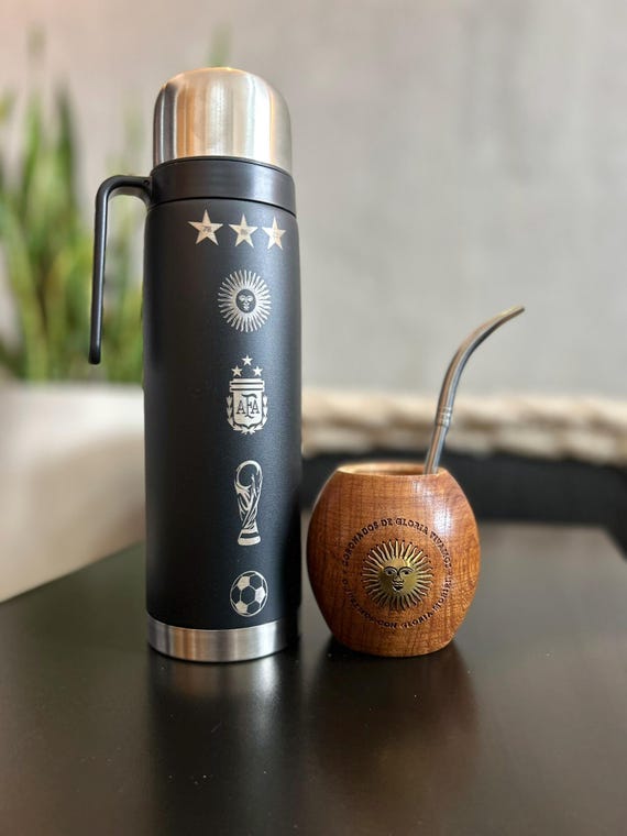 Combo Mate Algarrobo + Termo 1L Negro | Selección Argentina | Sol de Mayo en Bronce + Grabado del Himno | Bombilla Incluida | TRANQUIMATE