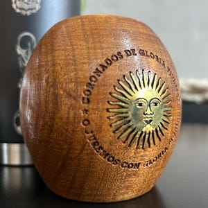 Set Algarrobo Wood Mate + Thermos nero da 1 litro | Squadra nazionale argentina | Incisione del Sole di Maggio in bronzo + inno nazionale | Bombilla (cannuccia) inclusa | TRANQUIMATE immagine 6