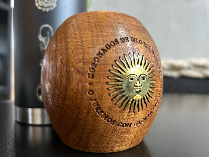 Set Algarrobo Wood Mate + Thermos nero da 1 litro | Squadra nazionale argentina | Incisione del Sole di Maggio in bronzo + inno nazionale | Bombilla (cannuccia) inclusa | TRANQUIMATE immagine 6