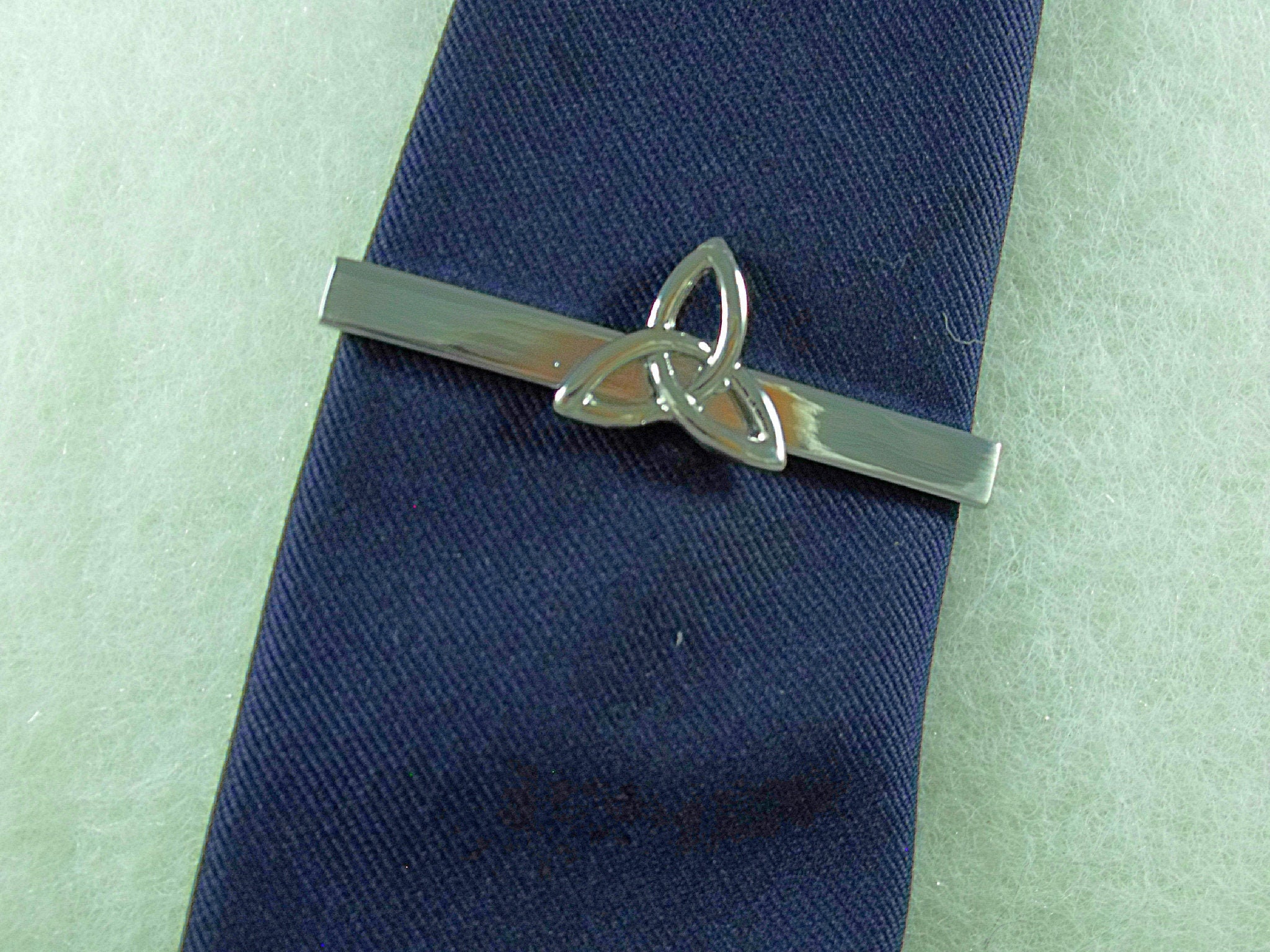 Tie bar with knot detail