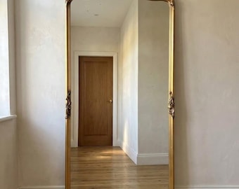 Verzierter Bodenspiegel im Goldbarock-Stil mit dekorativem Wappen