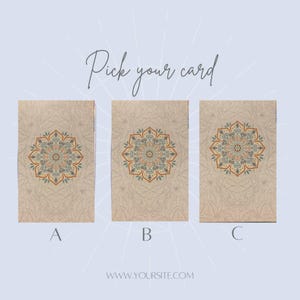 Peut inclure: Trois cartes de tarot avec un fond beige et un motif de mandala orange, bleu sarcelle et bleu. Le texte "Pick your card" est écrit au-dessus des cartes, et les lettres A, B et C sont en dessous. L'adresse du site web est en bas.
